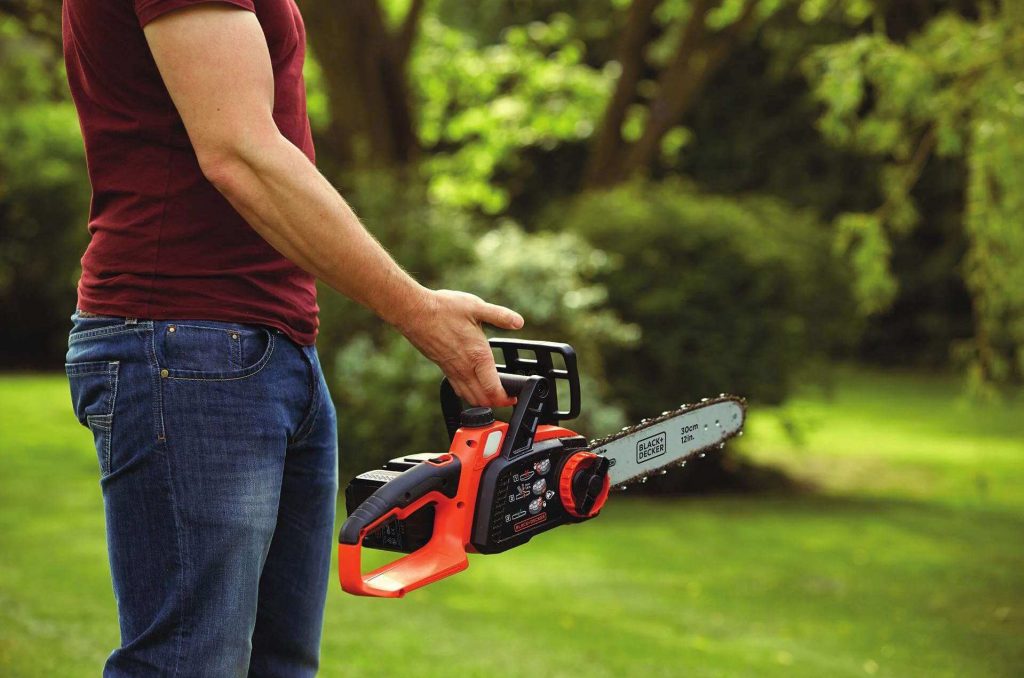 tronçonneuse Black+Decker GKC3630L25-QW maniable et légère